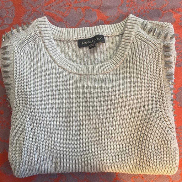 Embellished gray ribbed sweater. - Picture 3 of 5